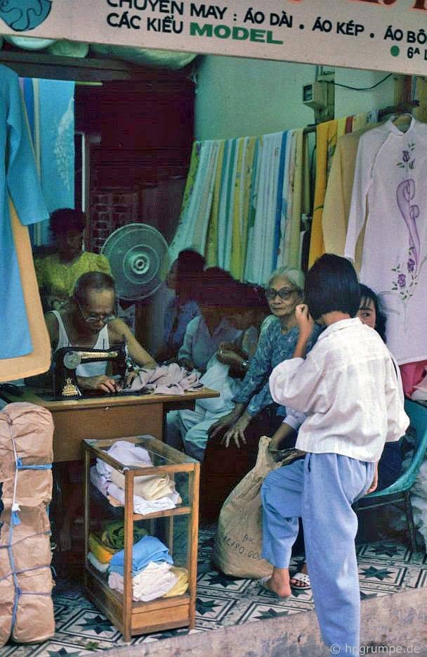 Cửa hàng may mặc, Hà Nội 1992.